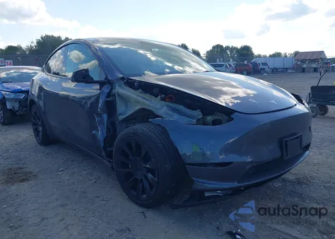 2023 Tesla Model Y Awd/Long Range Dual Motor All-Wheel Drive z USA, uszkodzony, nr VIN 7SAYGDEE2PF752100